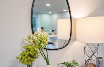 Chic 3BR 2BA Duplex w Serene View BBQ near airport - Foto 31