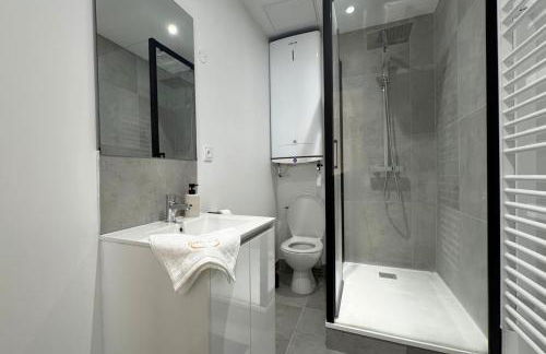 Le Sweet - By BEST KEYS - Suite Design avec Spa Privatif Balnéo - Centre-Ville - Lit Queen Size - Smart TV Netflix - Ambiance Romantique - WiFi Fibre - Check-in Autonome - Foto 19