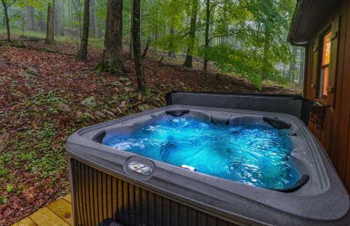 River Cabin w Hot Tub, Screened Porch & Fire Pit - Photo 17