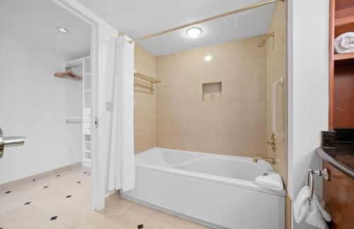 2BR Condo On The Boardwalk with 3 Baths CozySuites - Foto 20