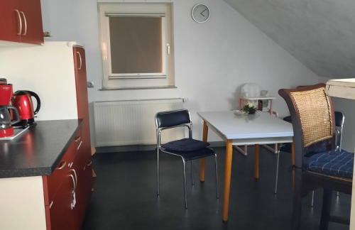 Farbenfrohe Dachgeschoßwohnung - Foto 1