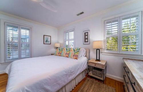 Backyard Oasis- Steps 2 Beach, Private Pool & Bar, Sleeps 16, 7 Bedrooms 5 and a half bathrooms "The Lucky Penny" - Foto 34