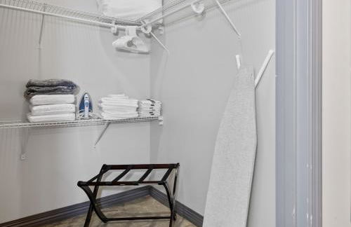 Stunning Downtown Apartment with Pool, Laundry, Parking - Foto 11