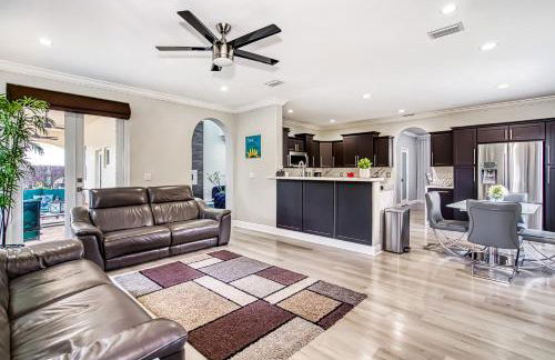 Luxury Tropical Living , 4BR w Backyard Pool Oasis - Foto 16