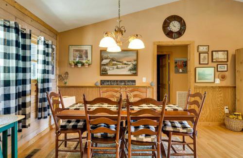 Bring a Pet! Mtn-View Bostic Retreat with Deck - Foto 10