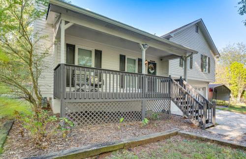 Easy I-20 Access to ATL Suburban Retreat with Yard - Foto 5