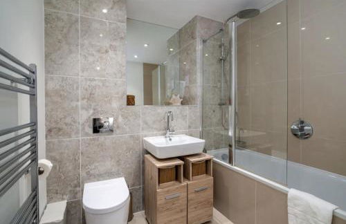 Stunning Riverside View Apartment, near Canary Wharf & O2 - Photo 12