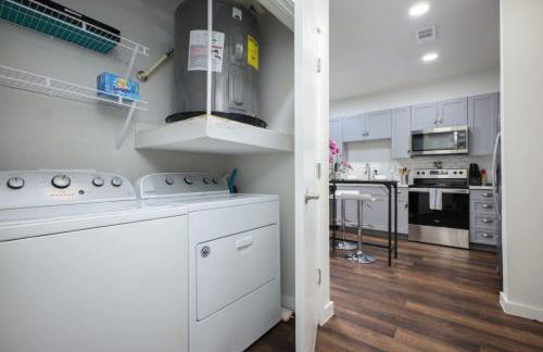 1BR Escape w Pool,Gym-Near Rvrwalk,Dome & Cnv Ctr - Foto 14