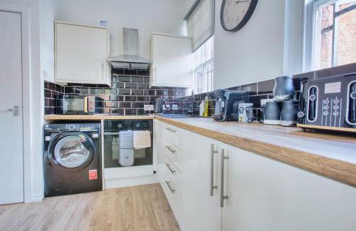 Central 2 beds APT with FREE parking, Sleeps 6 - Foto 10