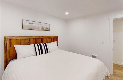 Charming Lakefront Cottage on Quiet Palmer Lake - Foto 2