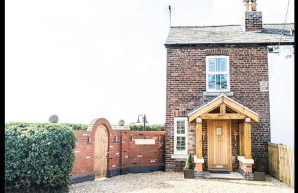 Stunning views, Hot tub, 5 mins to Chester - Photo 27