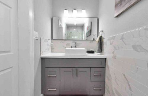 Prolific Red Luxe: Private Deck + Stylish Living - Photo 27