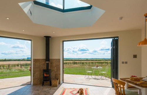 The Hexagon, wow what a location, views over the Essex marshes and sea - Foto 5