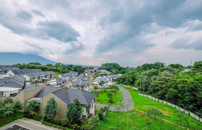 Elegant and Comfort 2BR at Royal Heights Apartment - Foto 8