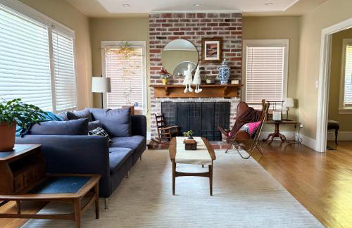 Cozy Sunfilled House with Deck Patio Garden - Foto 2