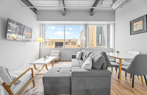 Spacious 2 BD Apt l Downtown Cleveland l Free Parking - Photo 2