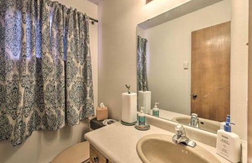 Downtown Red River Retreat with Mtn Views and Yard - Foto 19