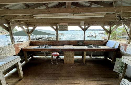 Spacious Modern Cabin on Toledo Bend Lake with Gorgeous Deck and Patio for an Amazing Family Getaway in Hemphill, Texas - Foto 7