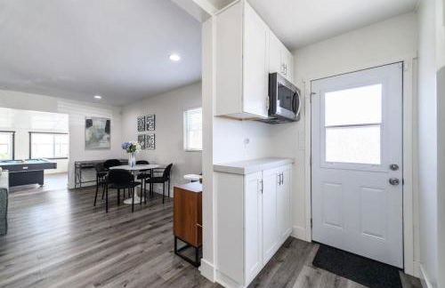 Spacious Disneyland 5 Bedroom 4 Bath House with Game Room - Photo 33