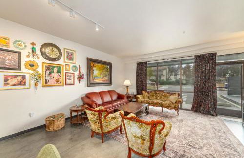 Stylish South Hill Retreat Queen Bed and Sofa Sleeper Full Kitchen Free Parking - Foto 1