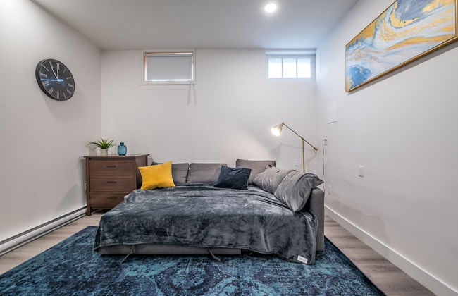 Spacious Newly Renovated 1 Bedroom Suite - Photo 7