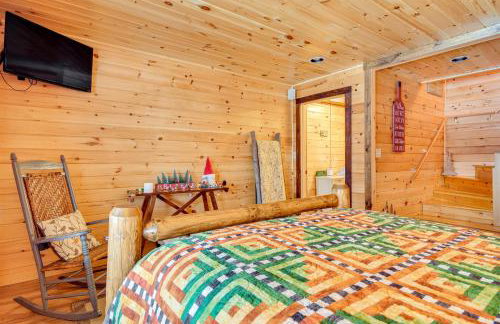 Deck and Fire Pit Secluded Cabin Near Lake Francis! - Foto 14