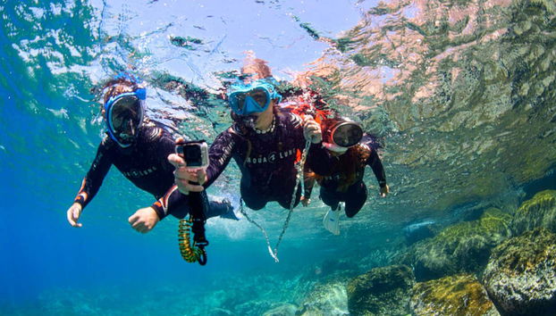 Couple faisant du snorkeling dans les eaux cristallines