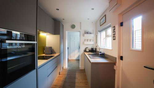 Vibrant 2 Bed, 2 Bath Home, Just Minutes to Town! - Foto 4, stove, dishwasher