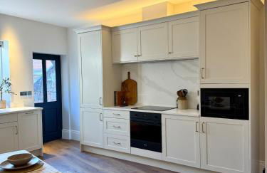 Spacious Luxury Apartment in the Heart of Shrewsbury Sleeps 6 - Photo 9