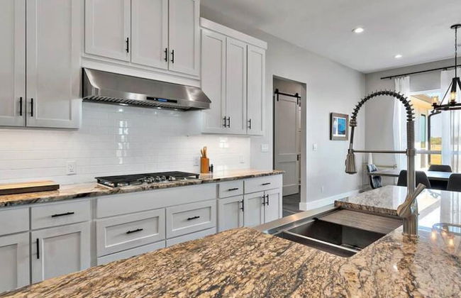 New Luxury Texas Farmhouse - Photo 40