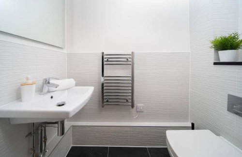 Deluxe Apartment near Cabot Circus w Parking sleeps 5 - Foto 12