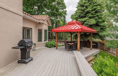 Luxurious 4BR Retreat - Pool Table & Chic Amenities - Photo 32