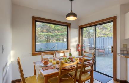 Half Block to Beach w/ Oceanview, Patio + Balcony The Shore Pine by Avantstay - Foto 32