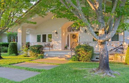 Vineyard Estate w Pool Spa Bocce Ball Mins to Wineries Park Lawndale Manor by AvantStay - Foto 48