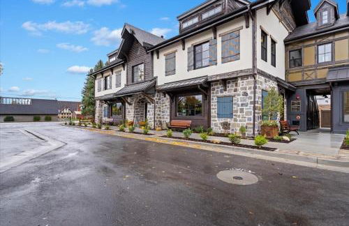 The Bee Room - Cozy Retreat on Midway Main Street - Photo 11