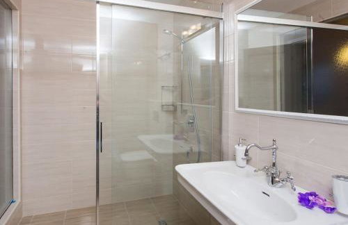 Villa Falcon Rook - Four-Bedroom Villa with Terrace and Swimming Pool - Photo 65