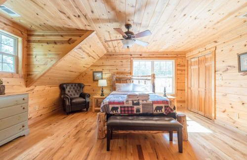 Cozy Creekside Log Cabin w Firepit, Hot Tub, WIFI - Foto 10