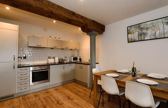 Karah Suites - Gloucester Docks - Photo 8