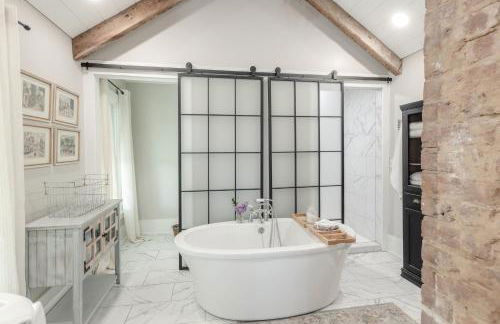 Historic Farmhouse -Modern Amenities -1800s Charm - Foto 23