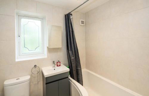 Family-Friendly 3-Bed House with Huge Garden - Foto 13