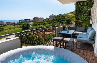 Apartment Rina with Heated Jacuzzi - Photo 1