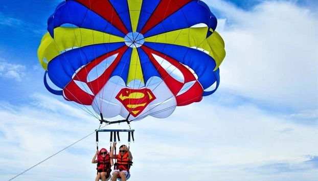 Praticando parasailing em Boracay