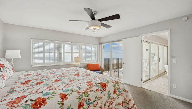 Beach Cottage Look Condo, Ocean View from Spacious Balcony by RedAwning - Foto 4, Habitación