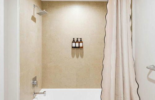 Downtown Drift-Luxury Amenities Sauna & Pool - Foto 24