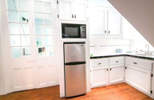 Governors Mansion 5 bedroom-3 bath - Photo 9