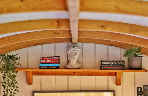 FLORA Luxury Retreat, Private Garden, Views & Hot Tub - Photo 18