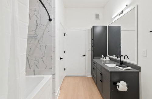 Modern 2BR Condo Near Railroad Park and UAB - Foto 27