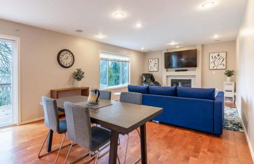 Spacious & Serene 6-Br Family Retreat in Kirkland - Photo 25