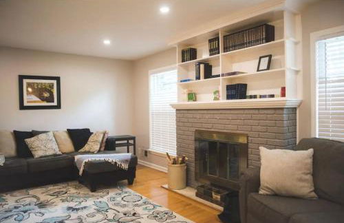 Spacious 5-Bedroom Retreat for 12 in Serene Neighborhood Near Louisville's Best Attractions - Photo 3