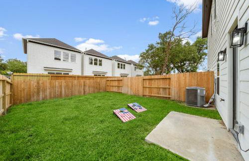 Near DT & Med Center Townhouse WiFi Games Pets - Foto 5